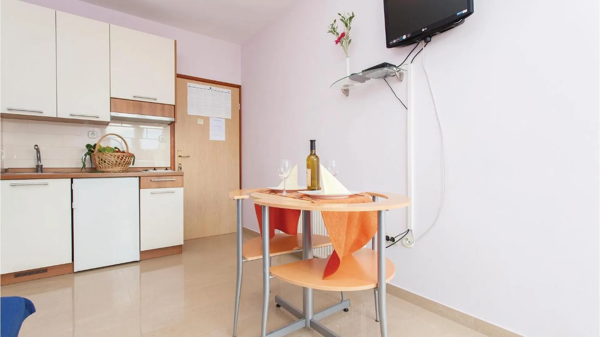 Beautiful Apartment In Kornic With Kitchen Croácia