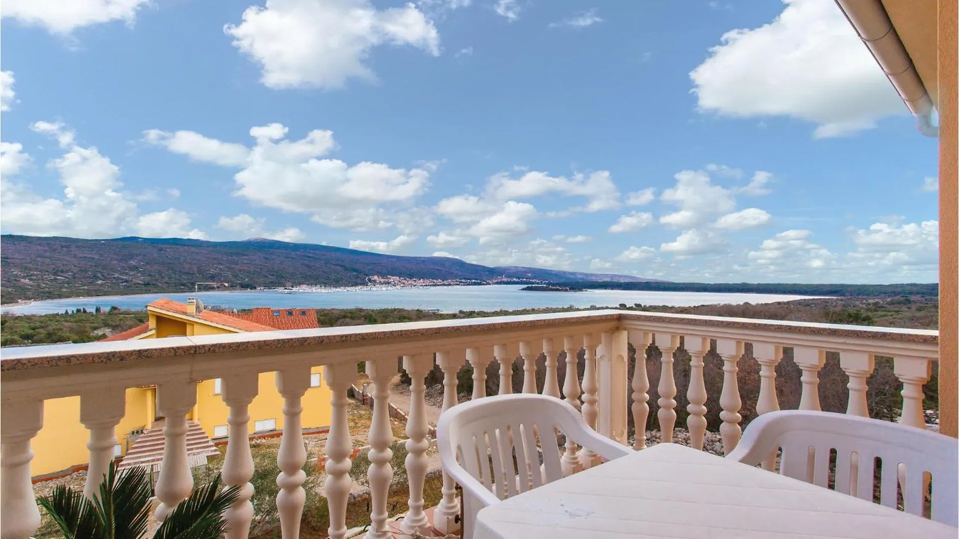 Beautiful Apartment In Kornic With Kitchen